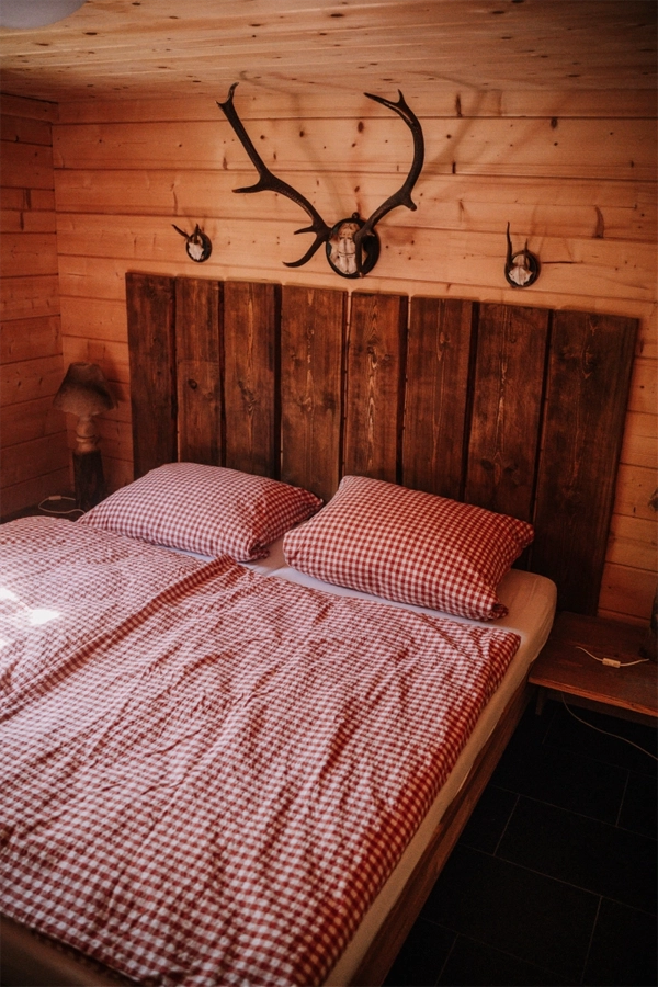 blockhaus jagdhuette schlafzimmer camping langenwald beitragsbild (2)