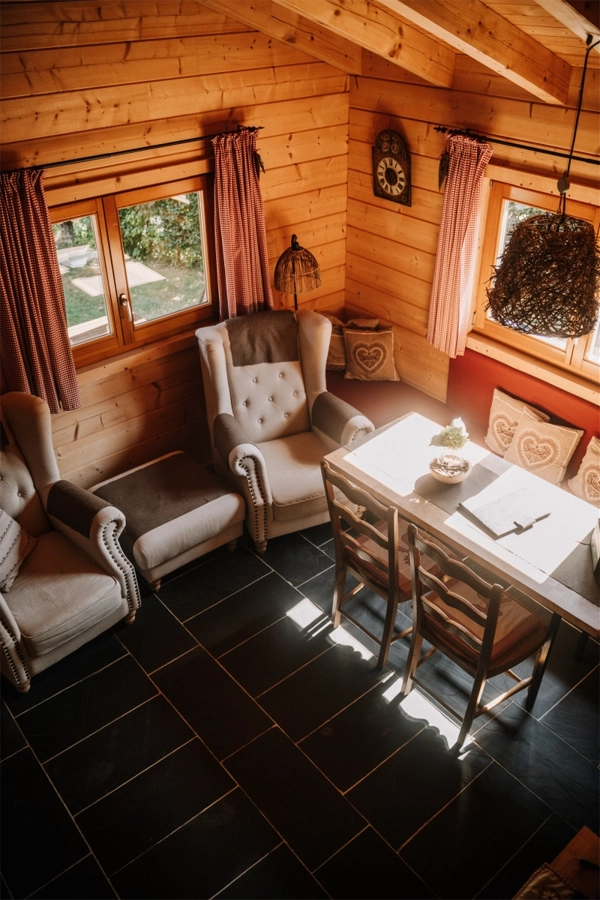 blockhaus landhaus wohnzimmer camping langenwald beitragsbild