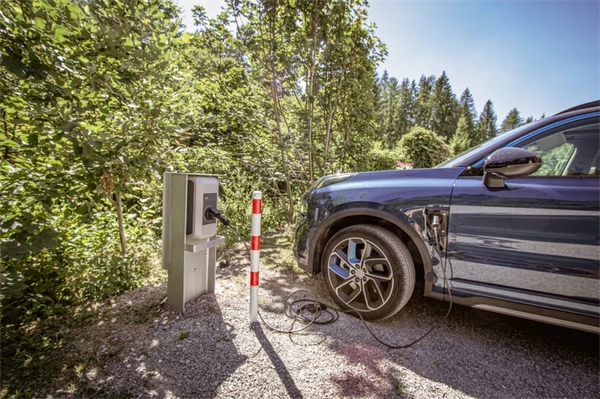 E-Auto- Ladestation für Geste beim Camping Langenwald bei Freudenstadt nachhaltige Camping mit Landemöglichkeit für Elektrofahrzeuge