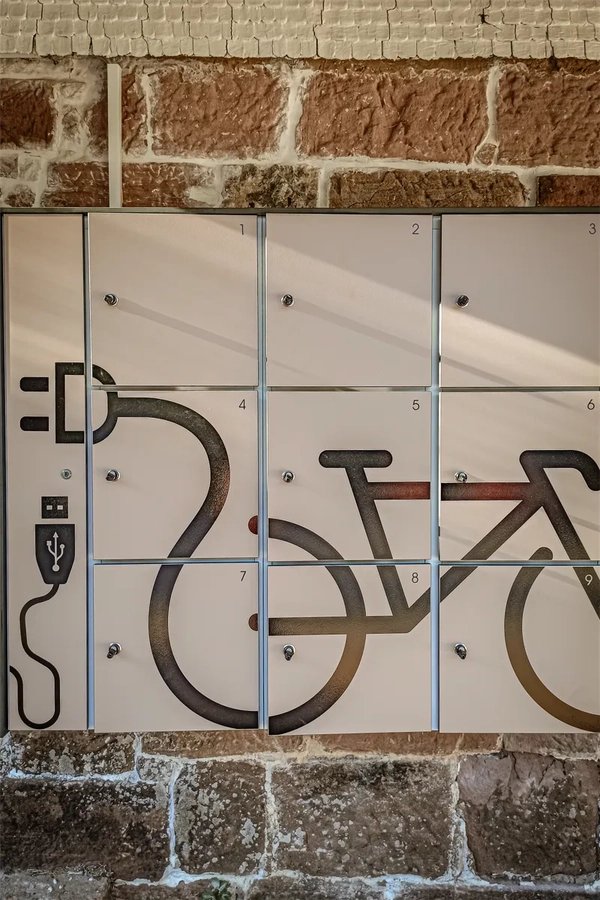 Sichere Schließfächer mit Ladestationen für Elektrofahrräder und Handys auf dem Camping Langenwald im Schwarzwald