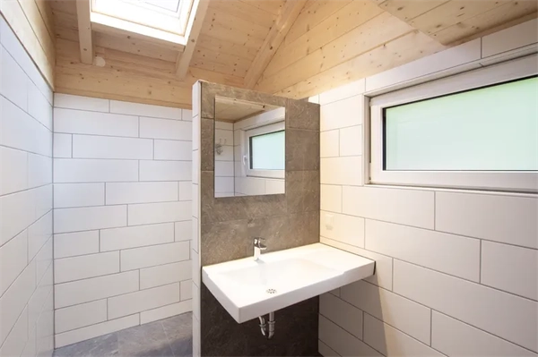 Moderne Duschkabinen mit Waschbecken im camping langenwald