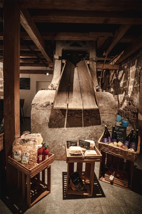 Waren die im Laden vom Camping Langenwald Verkauft werden mit dem alten Säge gatter im Hintergrund