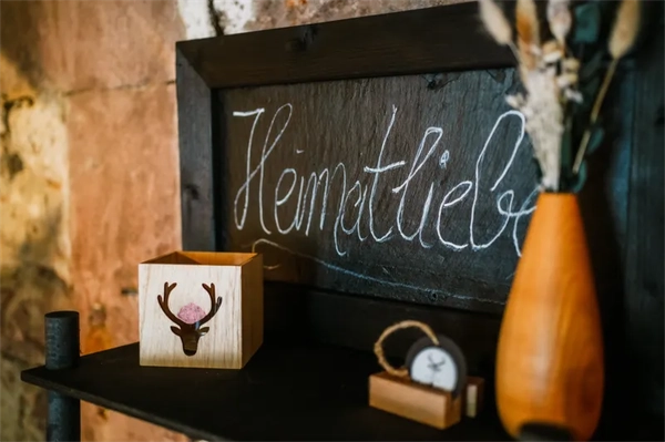 Ein Foto aus dem Laden im Camping Langenwald mit Deko und einem Schild mit der Aufschrift Heimatliebe