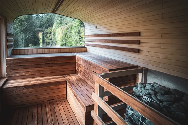 Moderne Sauna im Camping Langenwald mit Holzbänken und aussiecht aus dem Panoramafenster in die Natur