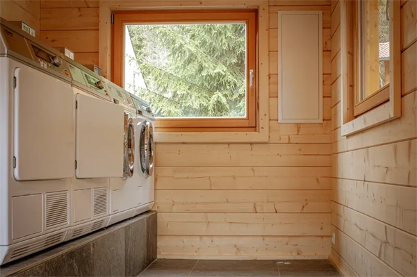 Moderner Waschmaschinen und Trockner Raum mit Großen Fenstern und Holzwänden im camping langenwald.